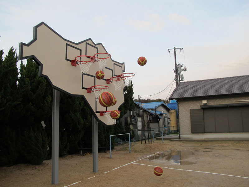Illustration for article titled No one wins? Basketball from every height